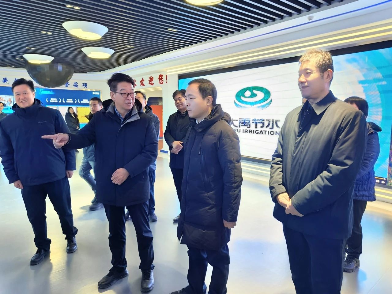bevictor伟德官网动态| 中国水利学会理事长周学文、天津市副市长王宝雨一行莅临bevictor伟德官网节水集团考察交流 - bevictor伟德官网新闻 - 新闻中心 - bevictor伟德官网,节水,水利,集团,中国,考察,学文,周学文,理事长