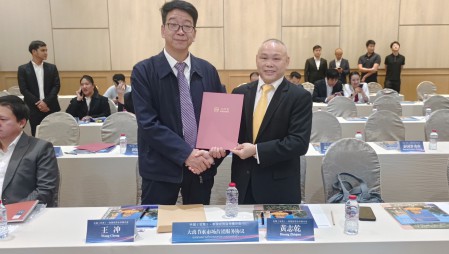 bevictor伟德官网节水集团党委书记王冲加入在泰国曼谷举行的中国（甘肃）—泰国经贸相助推介会，，，并在甘肃省省长任振鹤、泰国商务部部长披猜·那立塔潘等参会向导见证下，，，与泰国中华总商会签署相助协议。。。。