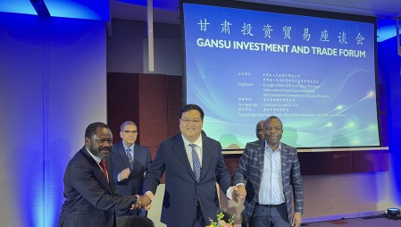 在甘肃省委书记、省人大常委会主任胡昌升见证下，，，bevictor伟德官网节水集团在南非约翰内斯堡与东南非农业相助同盟、南非浇灌生长局、中国收支口银行甘肃分行等多家机构签署相助协议。。。。